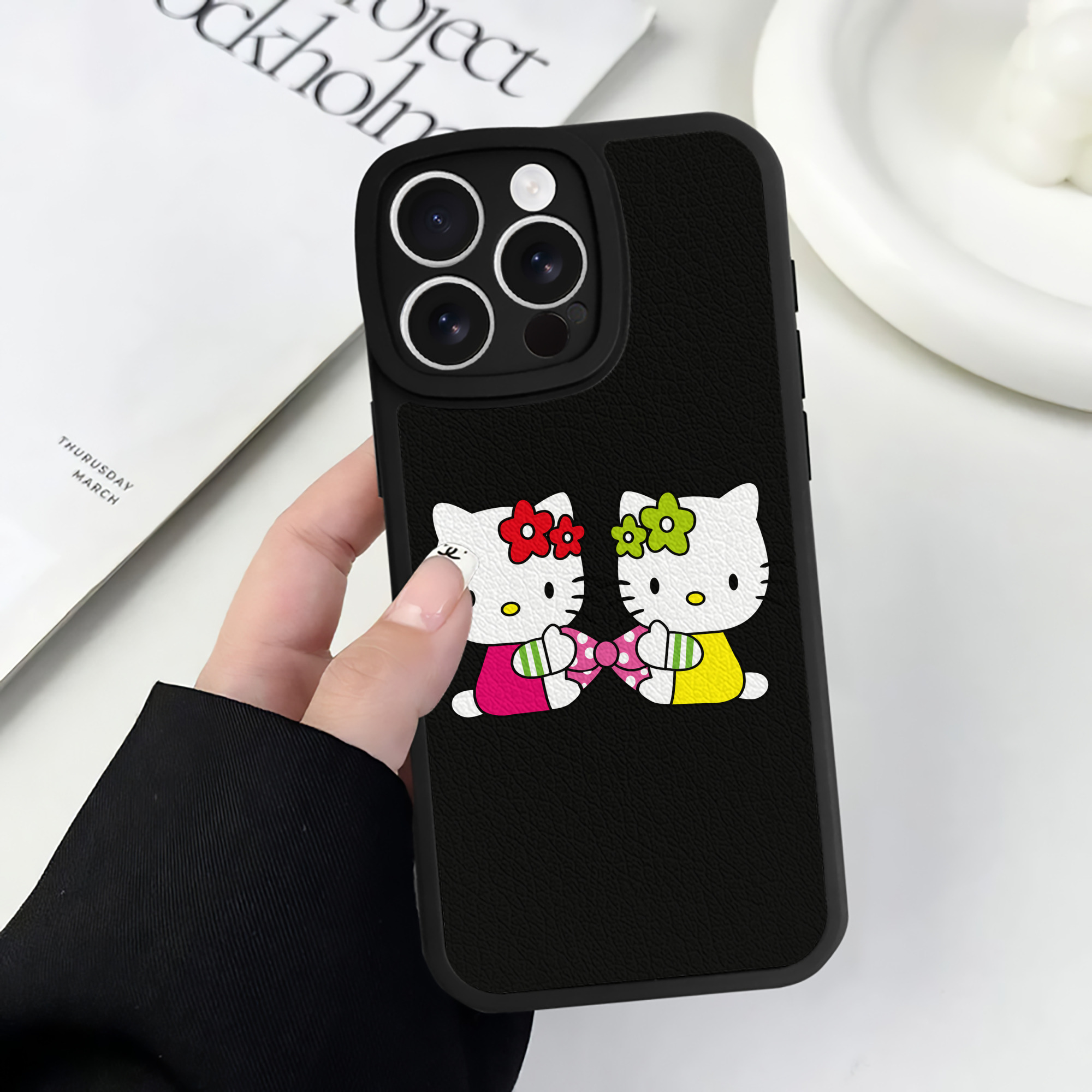 （画像用） Hello Kitty ハローキティ 【iPhone 16シリーズ対応】シリコンスマホケース（レザー調） 材質：シリコン